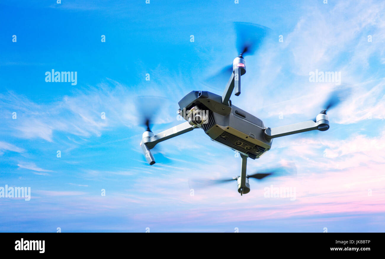Drohne auf der Flucht vor einem blauen Himmelshintergrund Stockfoto