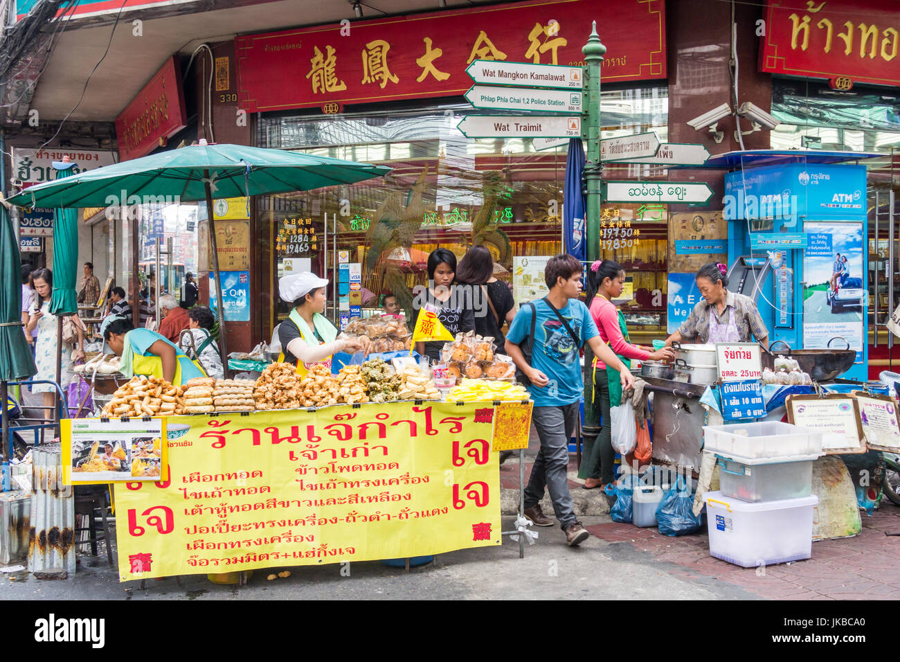 Street Food Verkäufern außerhalb einer gold Shop in der Yaowarat Road, Chinatown, Bangkok, Thailand Stockfoto