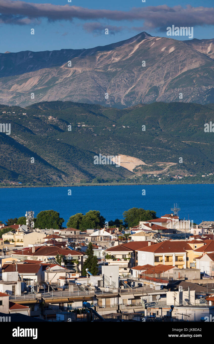 Griechenland, Region Epirus, Ioannina, erhöhten Stadtblick über See Pamvotis, Sonnenuntergang Stockfoto