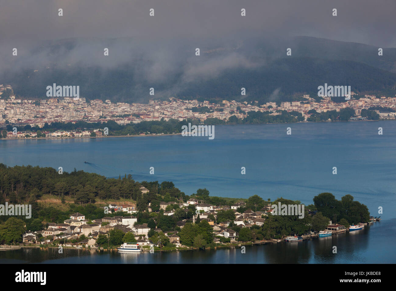 Griechenland, Region Epirus, Ioannina, erhöhte Stadtansicht, See Pamvotis und Nisi Insel Stockfoto