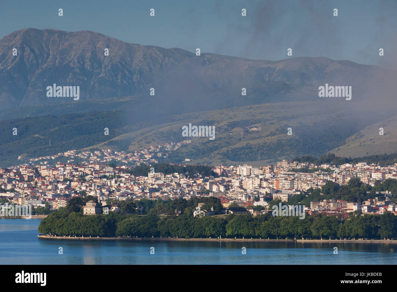 Griechenland, Region Epirus, Ioannina, erhöhte Stadtansicht, See Pamvotis und Nisi Insel Stockfoto
