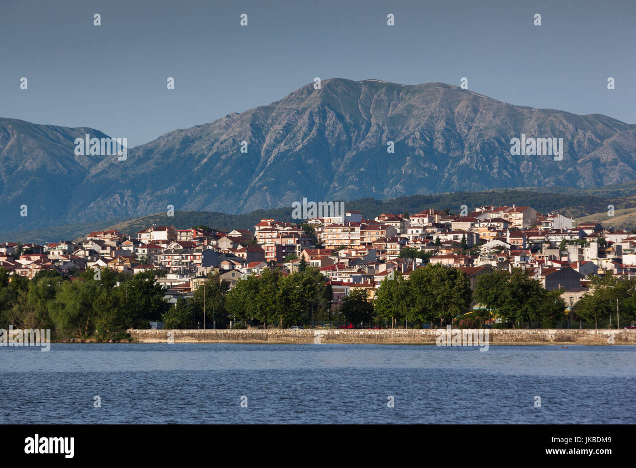 Griechenland, Region Epirus, Ioannina, erhöhte Stadtansicht und See Pamvotis, dawn Stockfoto