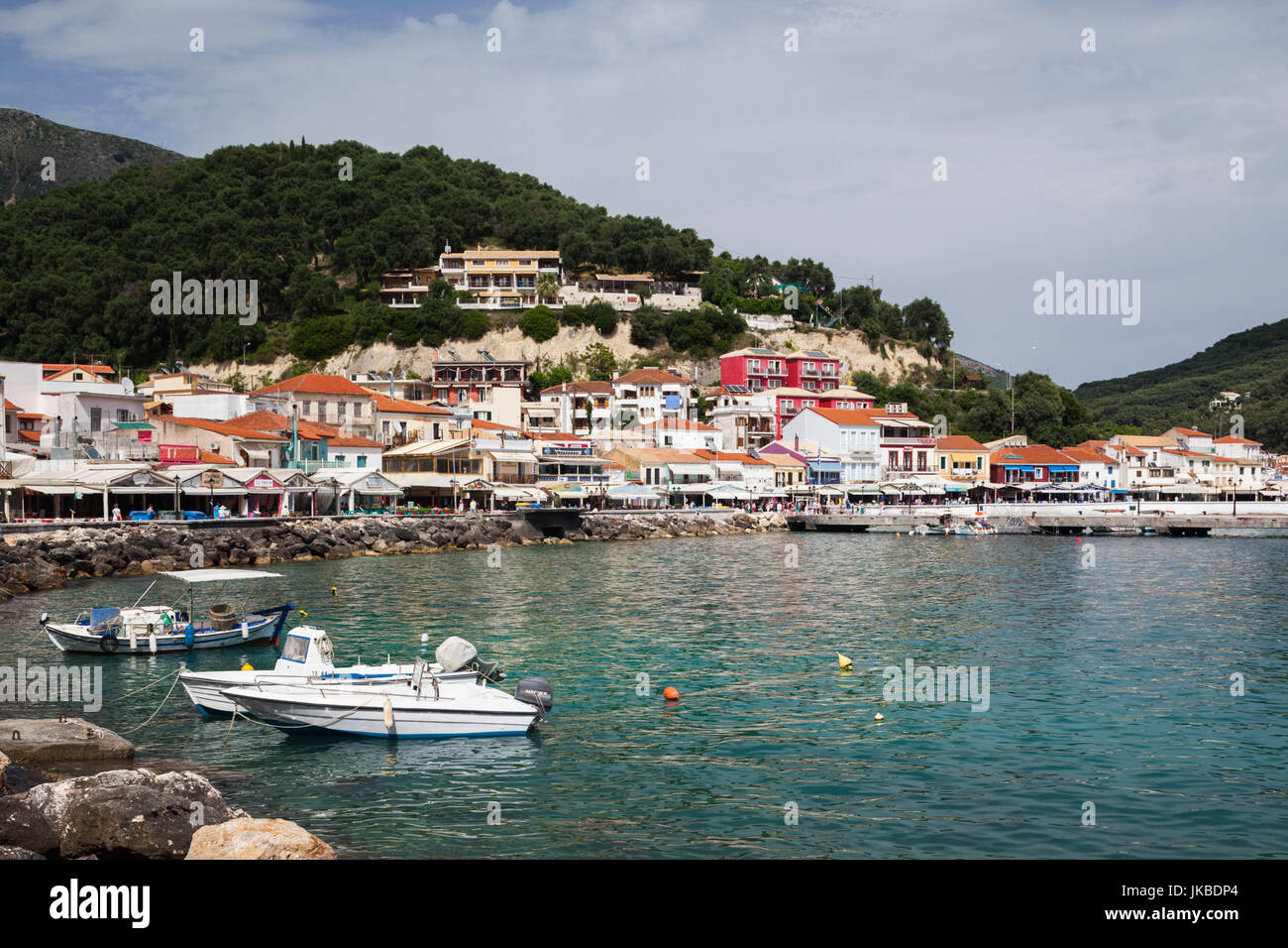 Griechenland, Region Epirus, Parga, Blick auf die Stadt vom Hafen Stockfoto