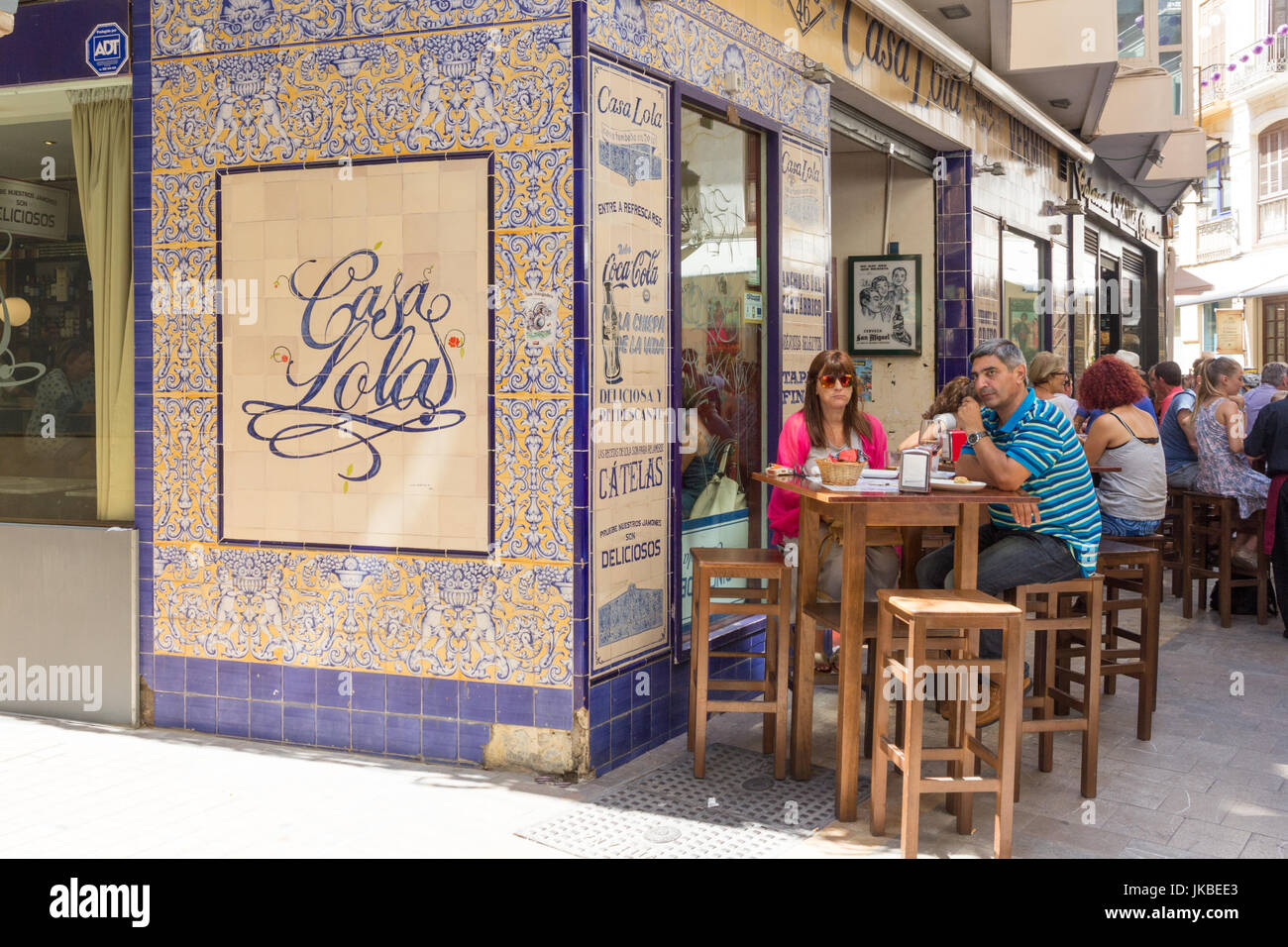 Menschen Essen im Casa Lola Rstaurant und Tapas Bar, Malaga, Spanien Stockfoto