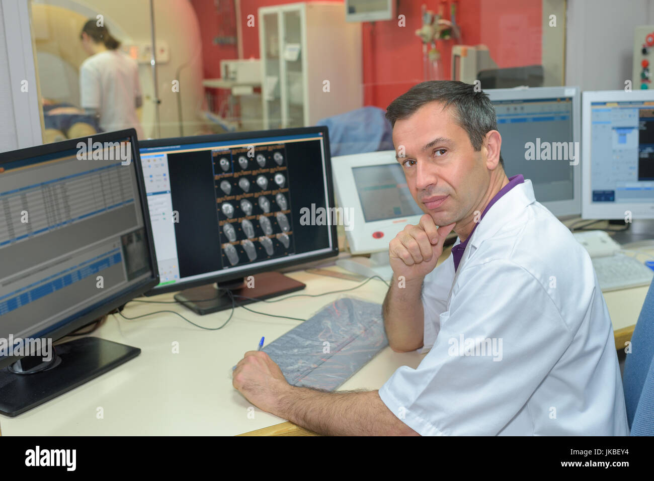 Arzt MRT Sitzung überprüfen Stockfoto