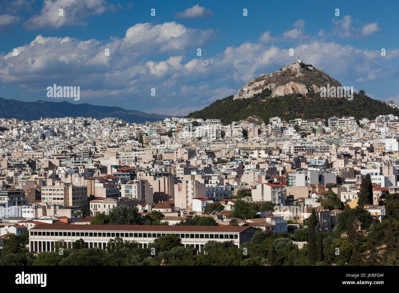 Griechenland, Zentralregion von Griechenland, Athen, erhöhte Stadtansicht, antike Agora, Stoa des Attalos und Lycabbettus Hügel von Pnyx Hügel Stockfoto