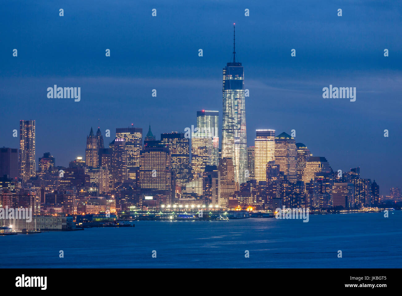 USA, New York, New York City, erhöhten Blick auf Manhattan und Freedom Tower von Weehawken, New Jersey, Dämmerung Stockfoto