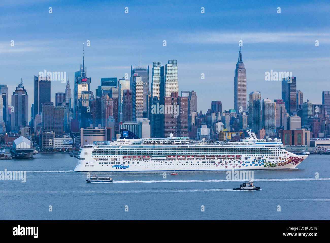 USA, New York, New York City, erhöhten Blick auf Midtown Manhattan von Weehawken New Jersey mit Kreuzfahrtschiff, Dämmerung Stockfoto