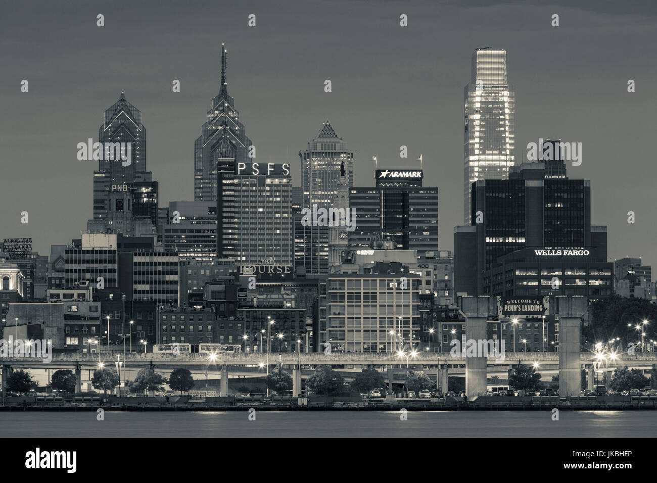 USA, Pennsylvania, Philadelphia, Skyline der Stadt von Camden New Jersey, Morgendämmerung Stockfoto