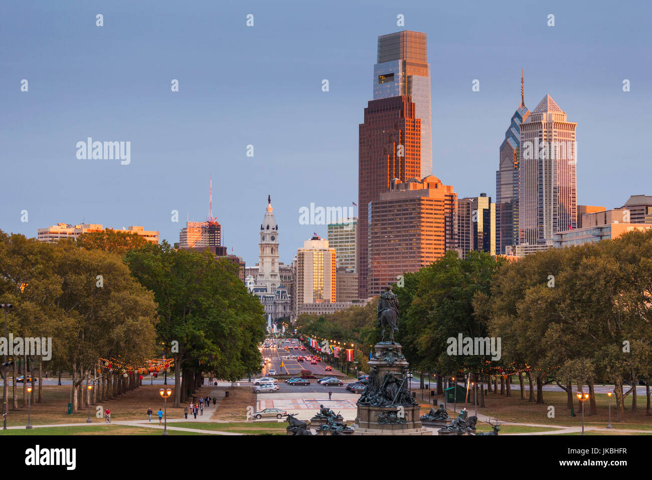 USA, Pennsylvania, Philadelphia, Skyline der Stadt vom Benjamin Franklin Parkway, Dämmerung Stockfoto