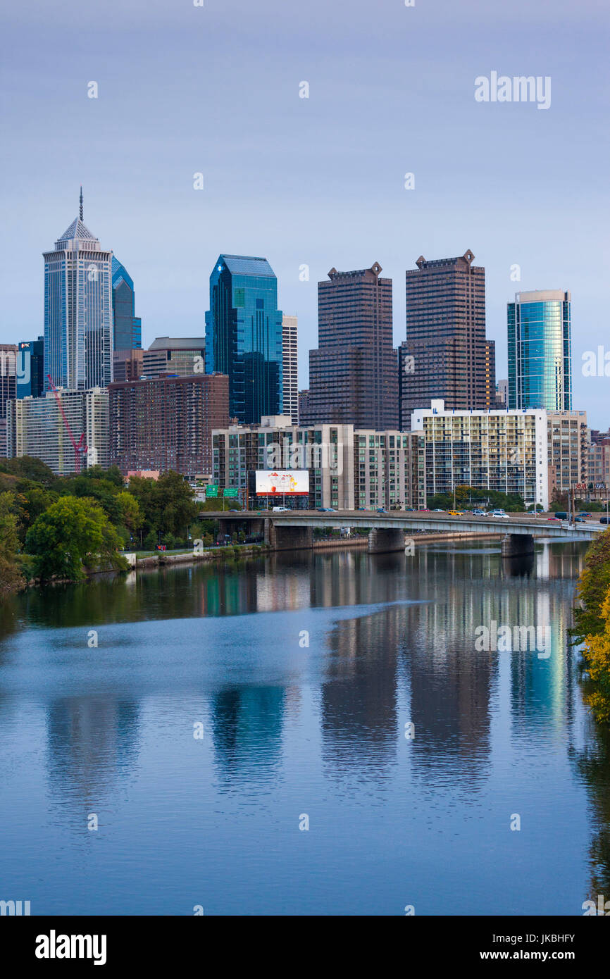 USA, Pennsylvania, Philadelphia, Skyline der Stadt vom Fluss Schuylkill Stockfoto
