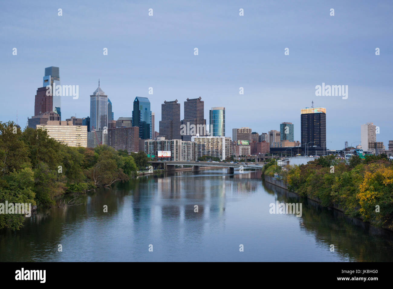 USA, Pennsylvania, Philadelphia, Skyline der Stadt vom Fluss Schuylkill Stockfoto