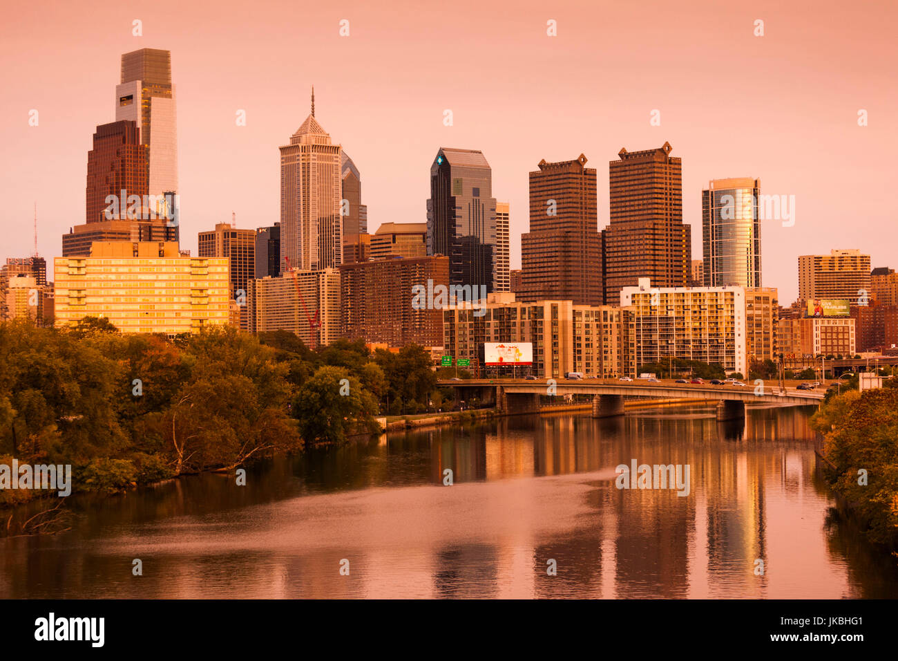USA, Pennsylvania, Philadelphia, Skyline der Stadt vom Fluss Schuylkill Stockfoto