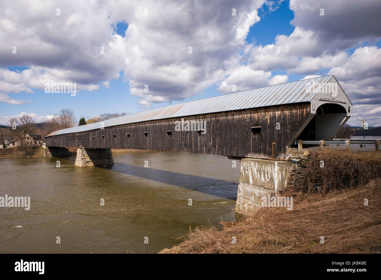 USA, New Hampshire, Cornish, Corinish NH-Windsor VT gedeckte Holzbrücke über den Connecticut River Stockfoto