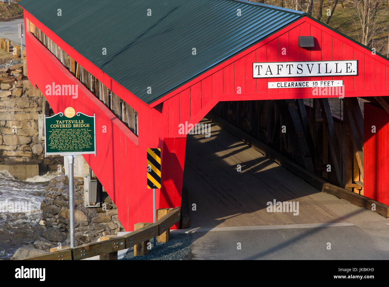 USA, Vermont, Taftsville, Taftsville bedeckte Brücke über den Ottauquechee-Fluss Stockfoto