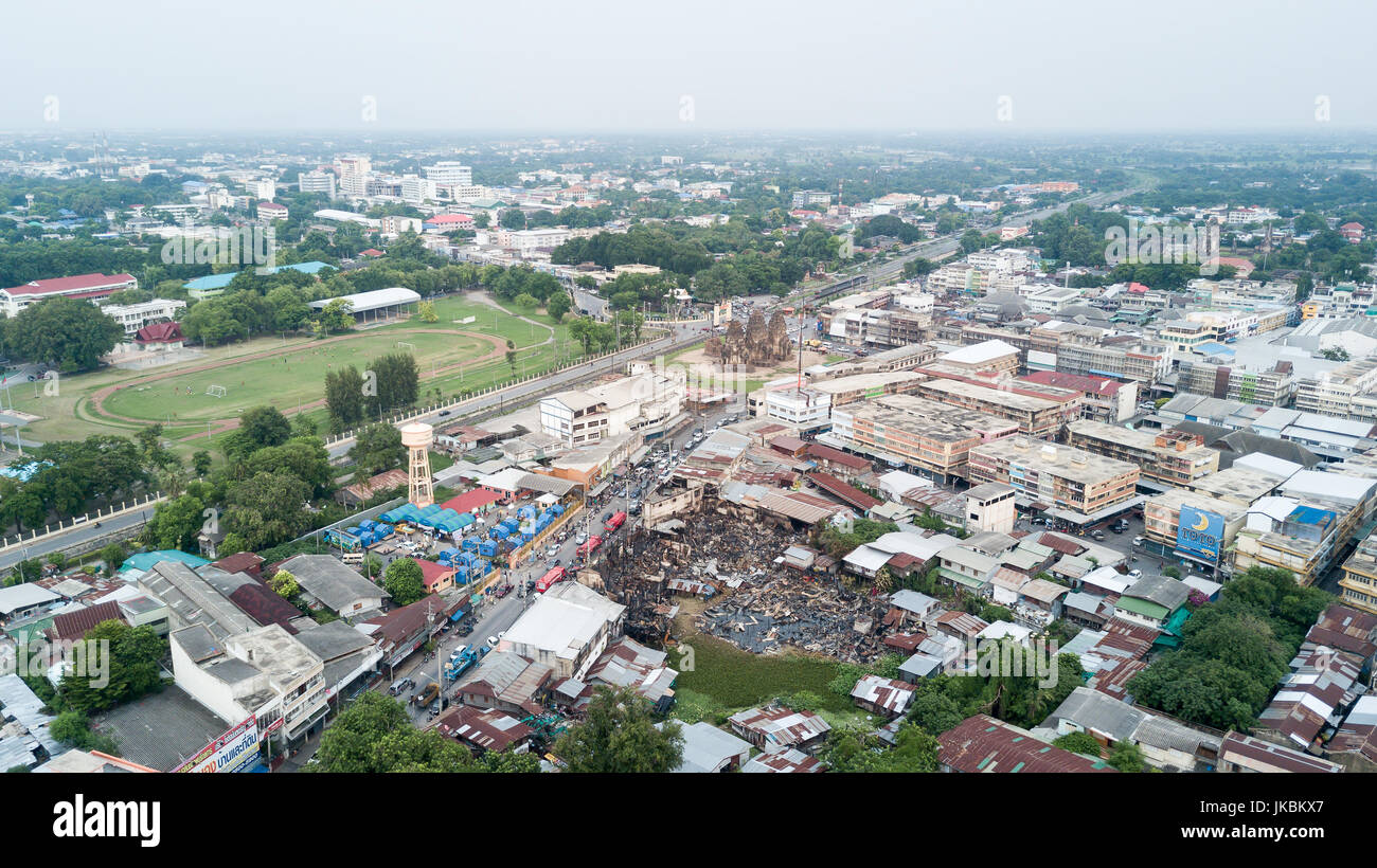 Alte Gemeinde nach Hause nach Brand in der Hauptstadt in der Nähe von Wahrzeichen der Innenstadt "Phra Prang Sam Yot' in Lop Buri Thailand, Ansicht von oben und nehmen von Drohne Stockfoto