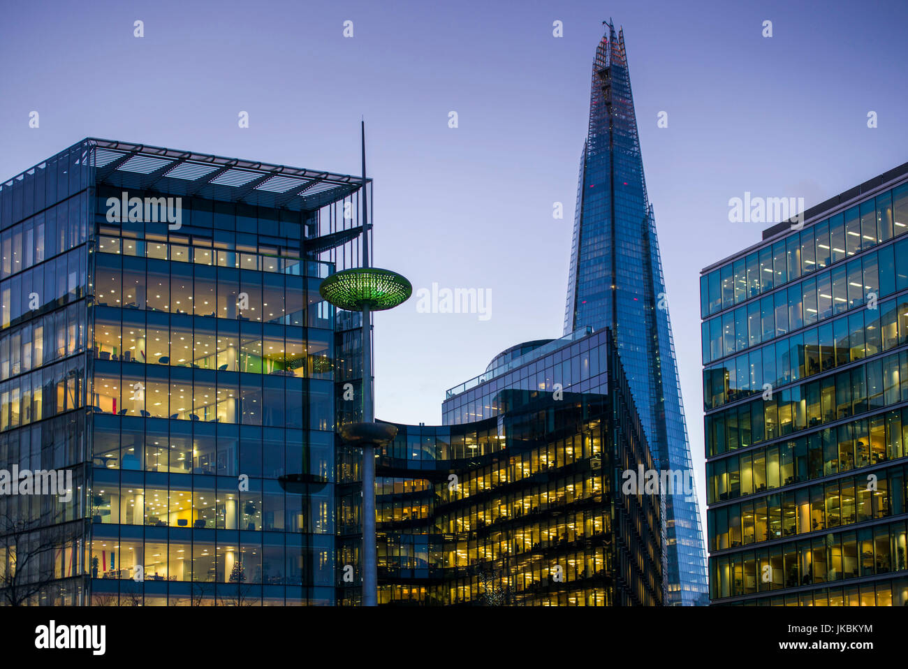 England, London, The Shard und Gebäude von mehr London, Dämmerung Stockfoto