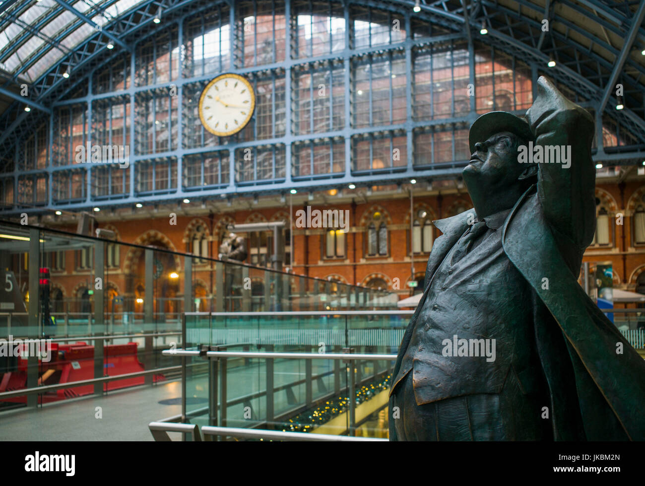 England, London, St. Pancras, Innenraum des Bahnhofs St. Pancras, Statue des Dichters, Sir John Betjemen, Befürworter für die Rettung der Station, des Bildhauers Martin Jennings Stockfoto