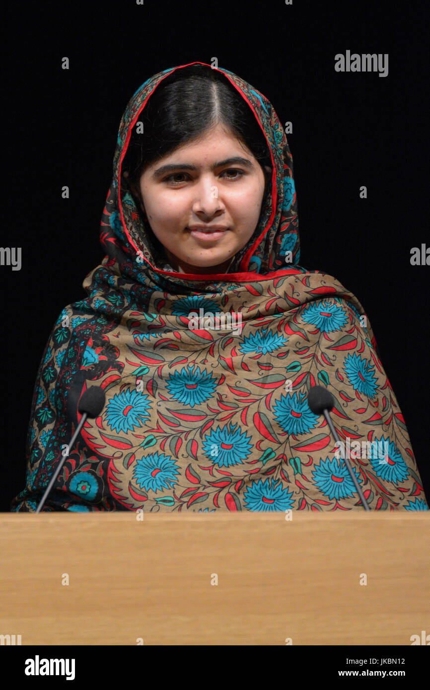 Malala Yousafzai befasst sich die Weltpresse über ihre Vergabe von den Friedensnobelpreis in der Library of Birmingham im Oktober 2014. Stockfoto