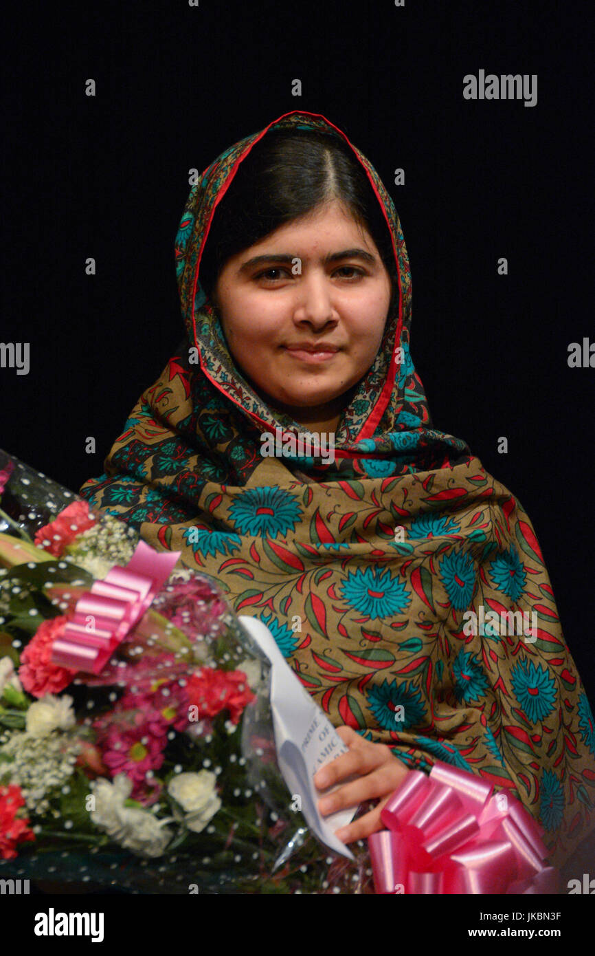 Malala Yousafzai befasst sich die Weltpresse über ihre Vergabe von den Friedensnobelpreis in der Library of Birmingham im Oktober 2014. Stockfoto