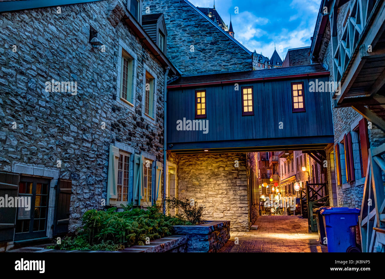 Quebec Stadt, Kanada - 31. Mai 2017: Untere Altstadt Straße mit Kopfsteinpflaster Gasse und schmale Brücke Passage in der Nacht Stockfoto