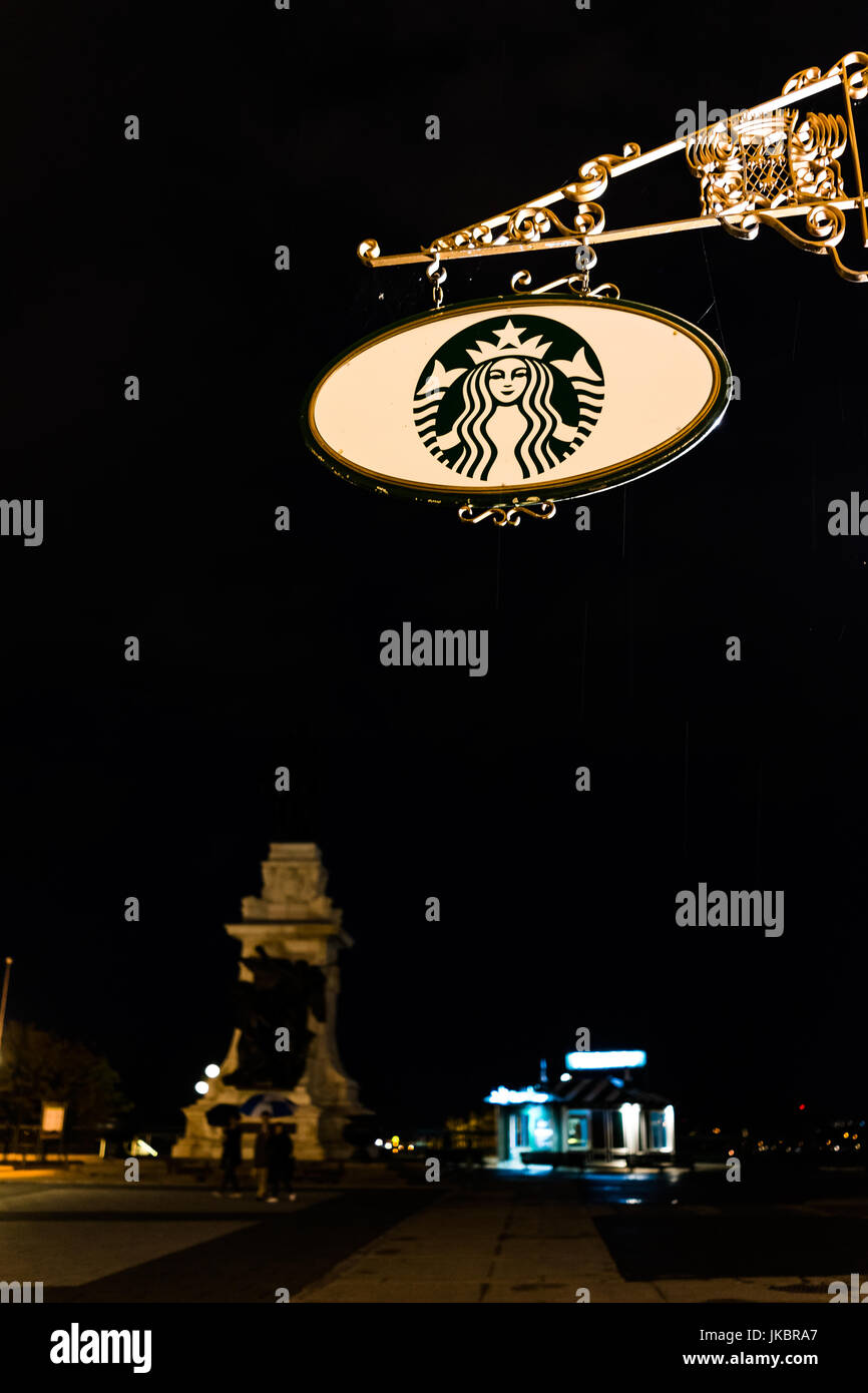 Quebec Stadt, Kanada - 31. Mai 2017: Nahaufnahme von Starbucks Café Restaurant Schild auf Chateau Frontenac in der Nacht mit Champlain-Denkmal Stockfoto
