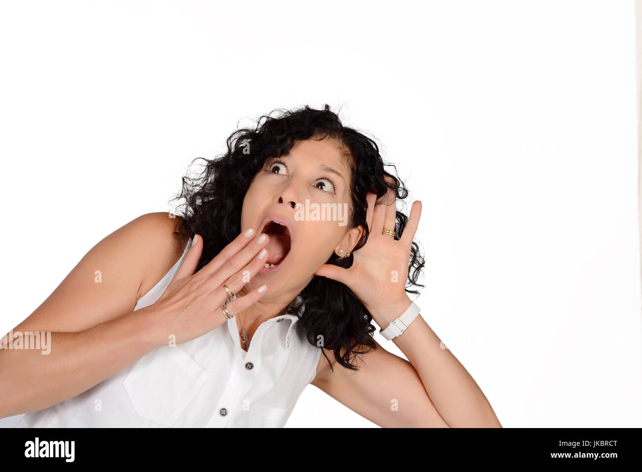 Portrait der schönen Frau, die etwas zu hören. Isolierten weißen Hintergrund. Stockfoto