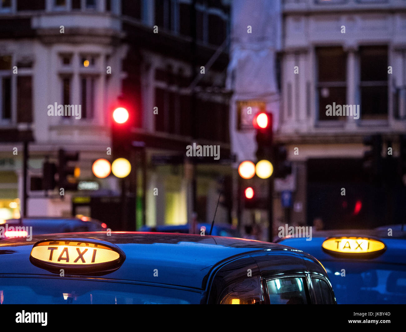 London-Taxis, die Black Cabs - Taxis auf Fahrgäste außerhalb London Hauptbahnhof warten Stockfoto