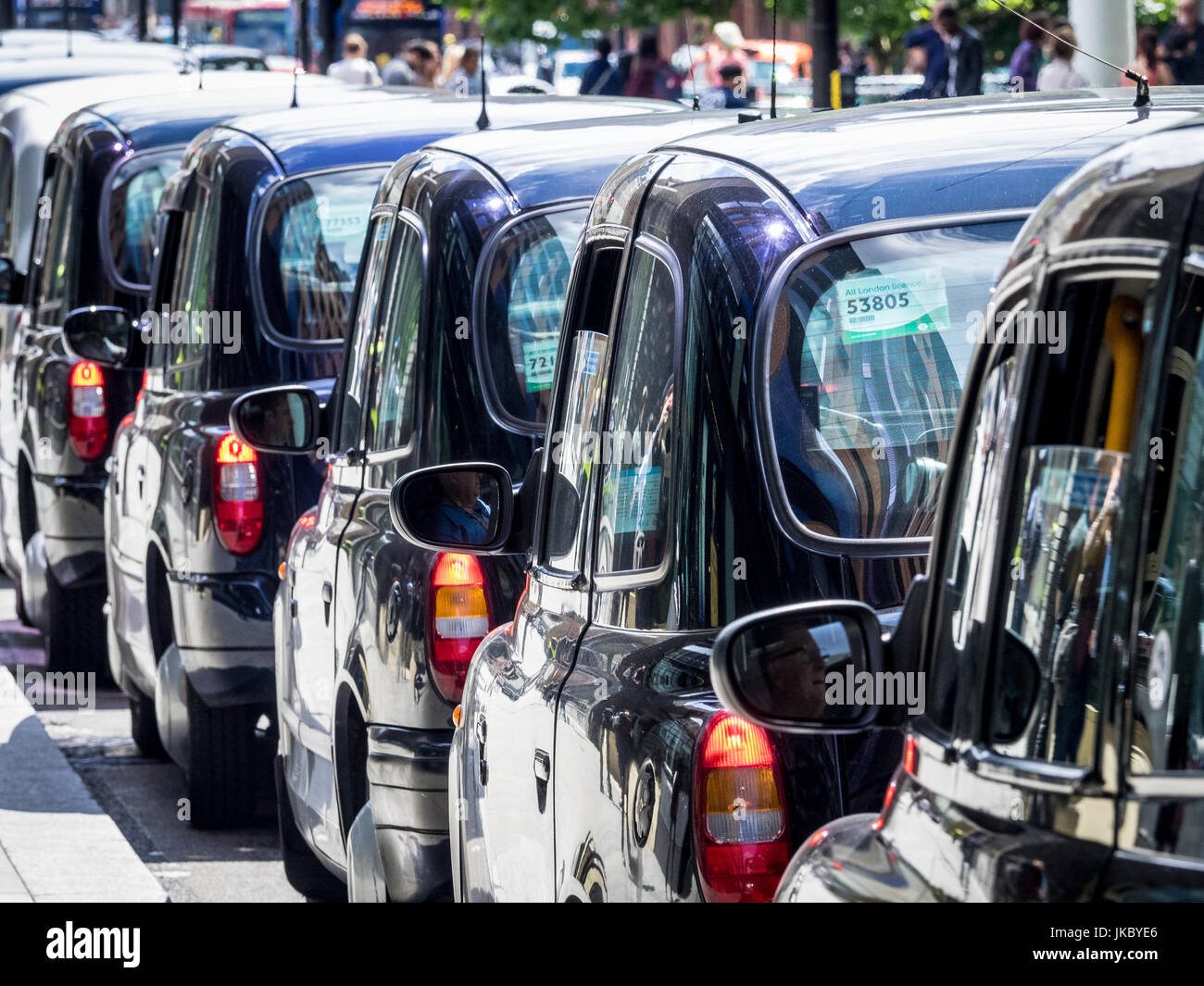 London-Taxis, die Black Cabs - Taxis auf Fahrgäste außerhalb London Hauptbahnhof warten Stockfoto