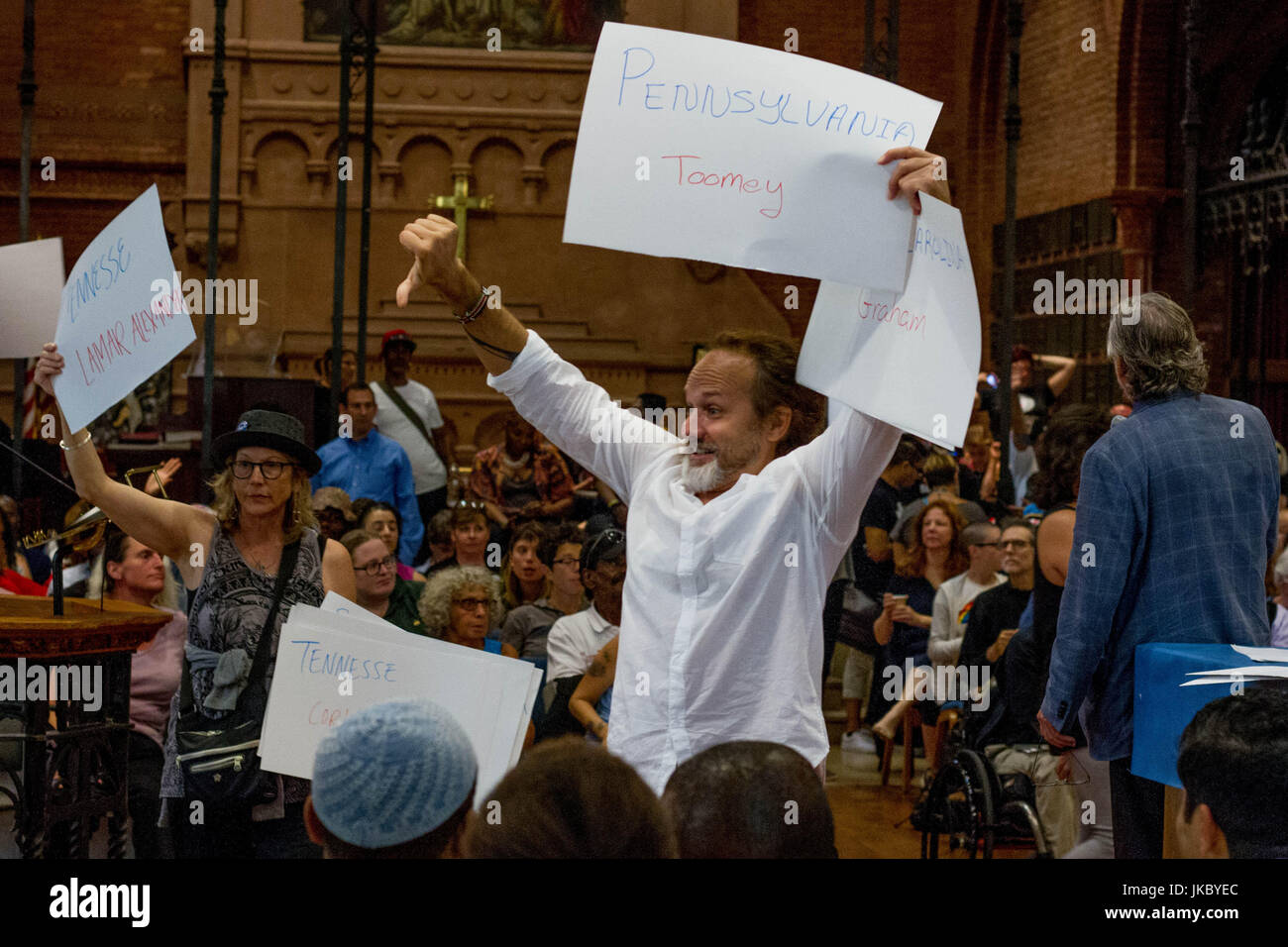 Organisator Gesten während sucht die Aufmerksamkeit der Pennsylvania-basierte Aktivisten vor "Töten die Rechnung" Proteste gegen GOP versucht, die Aufhebung der Stockfoto