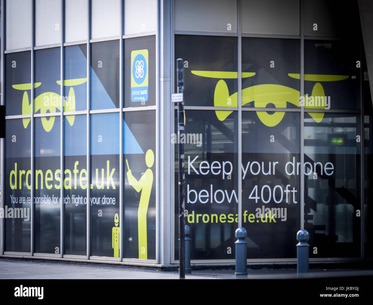 Drohne-Sicherheit-Plakate im Foyer der Civil Aviation Authority (CAA) Büros in Kingsway, London UK Stockfoto