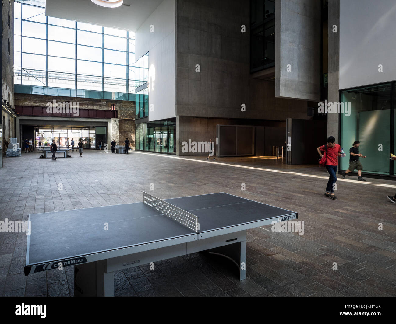 Foyer des UAL (Universität der Künste London) Central St Martins Campus am Granary Square in der Nähe von Kings Cross, central London UK Stockfoto