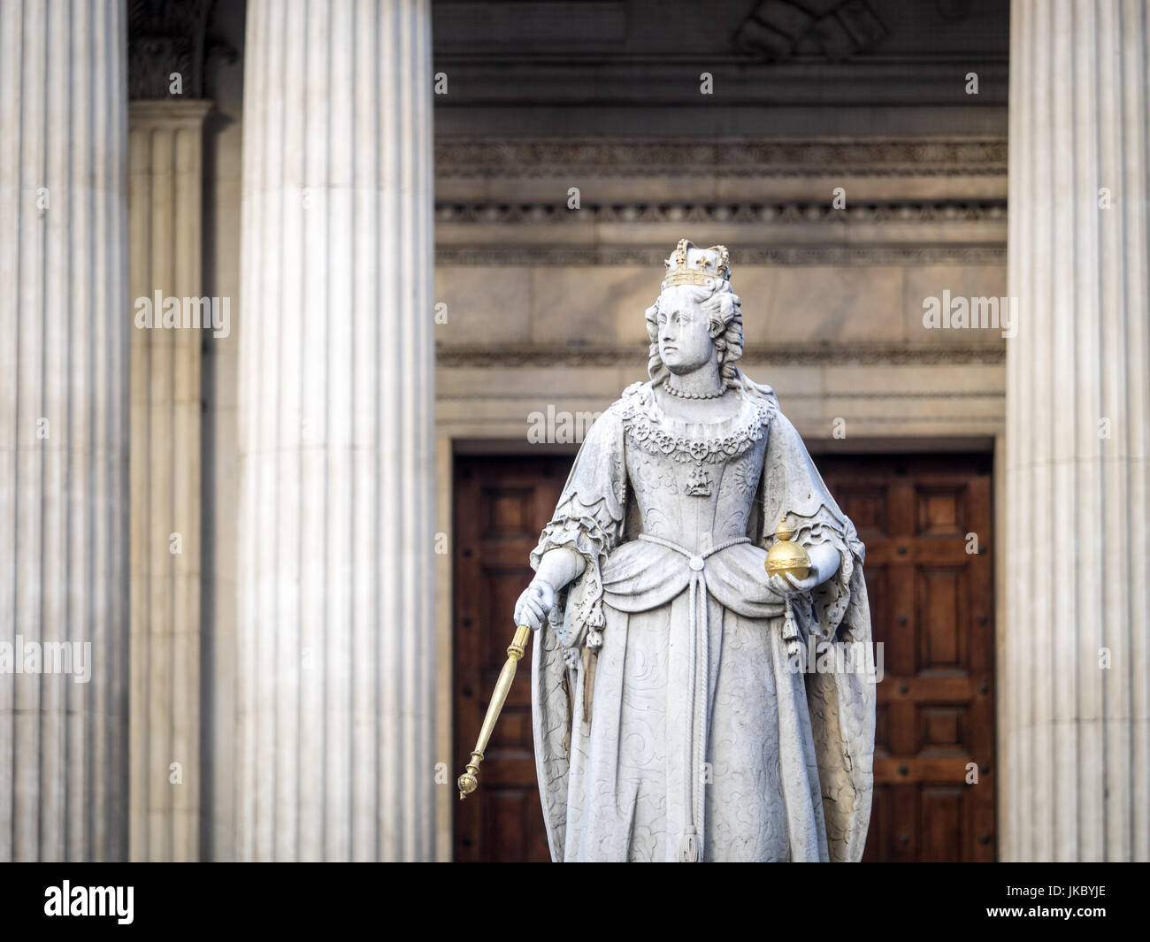 Statue von Königin Anne außerhalb St Pauls Cathedral in central London, UK. Die Statue wurde in1886 erstellt. Stockfoto