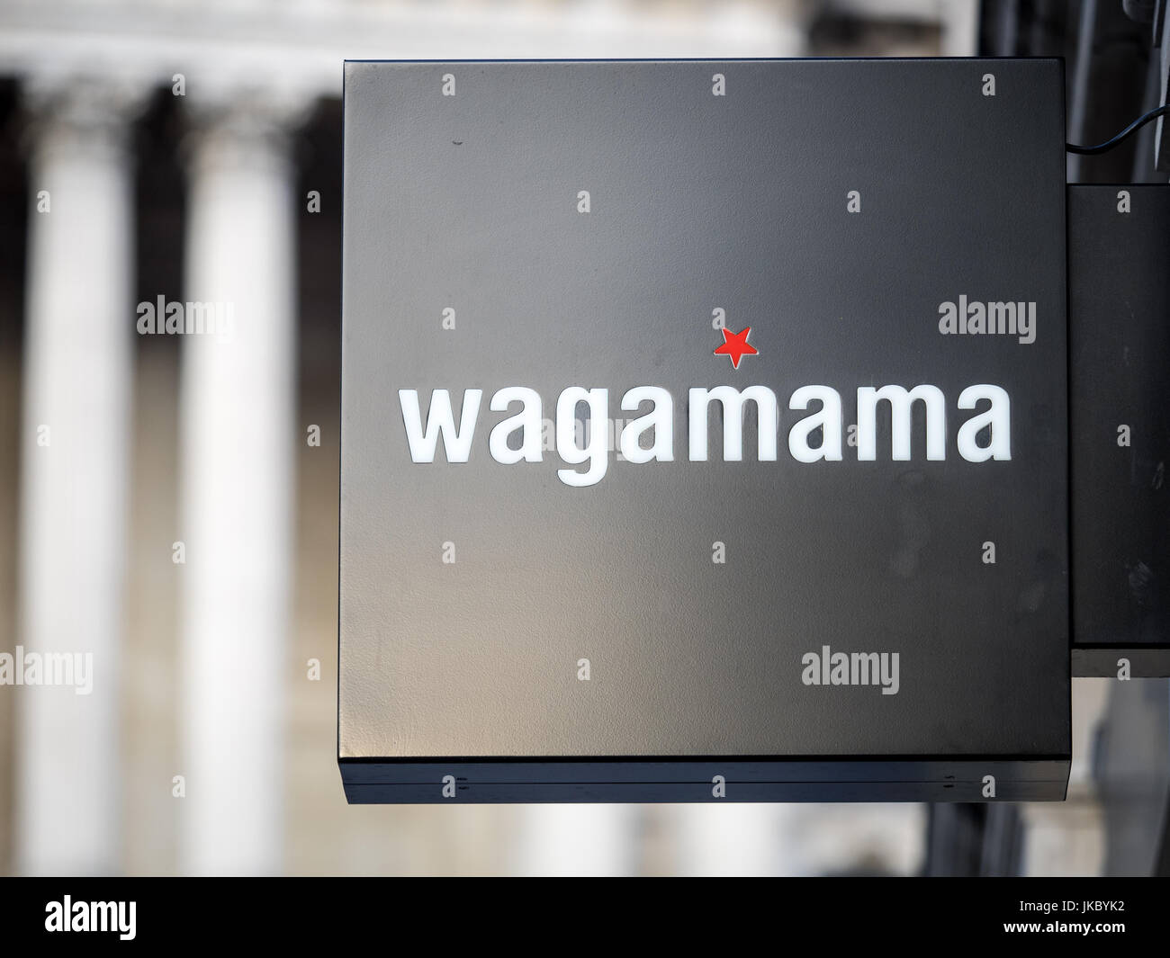 Wagamama - Schild außerhalb der Wagamama Restaurant Filiale in Ihrer Nähe St. Pauls Kathedrale im Zentrum von London. Stockfoto