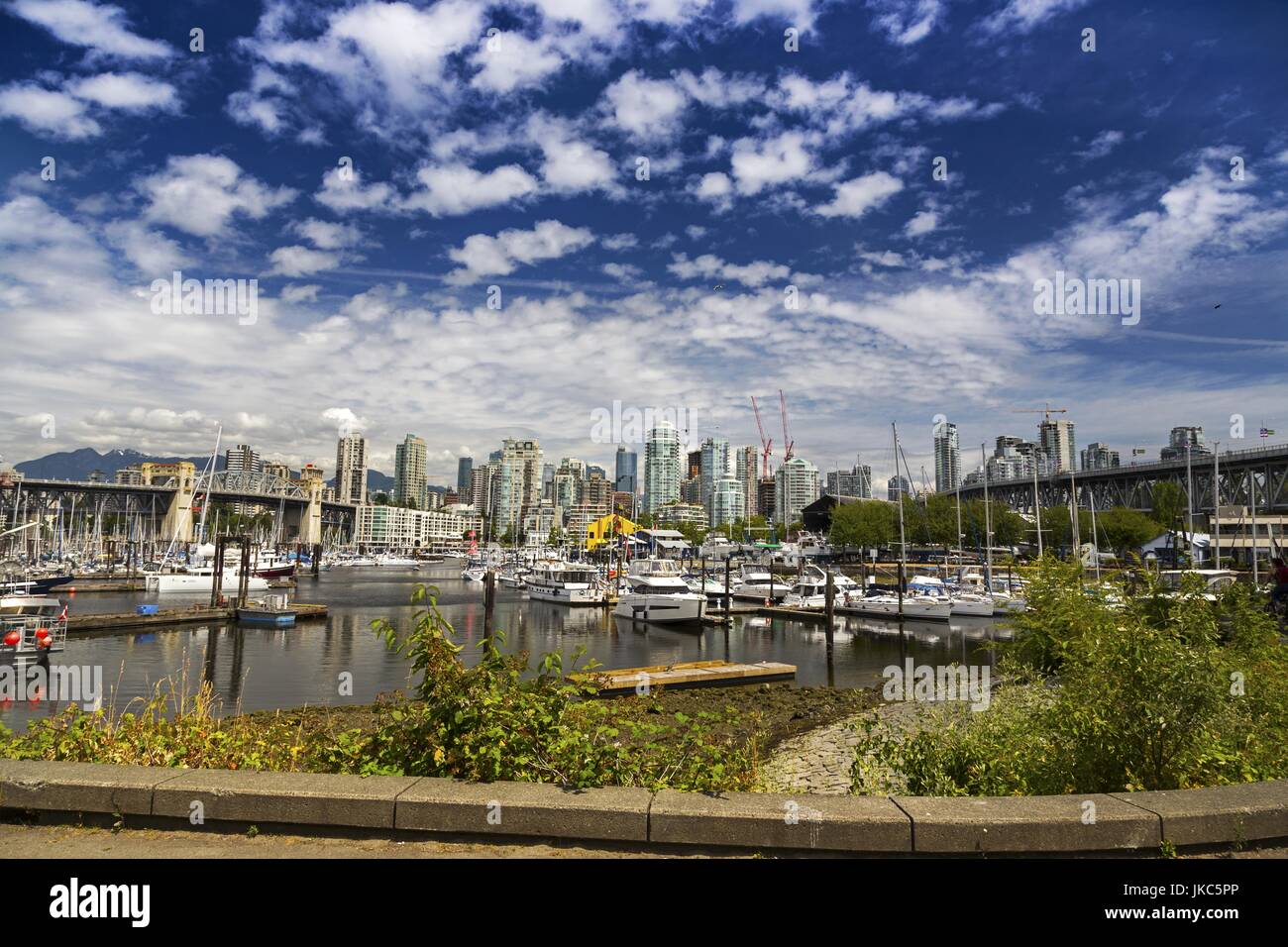 Kitsilano False Creek Seawall Marina, Granville und Burrard Bridge, North Shore Mountains. City of Vancouver Skyline, BC Kanada Stockfoto