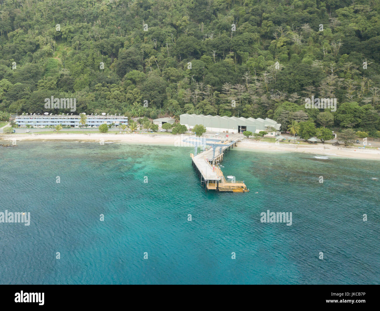 Flying Fish Cove ist die Hauptstadt und wichtigste Siedlung in Australien Christmas Island. Die Bilder, die von einer Drohne getroffen. Stockfoto