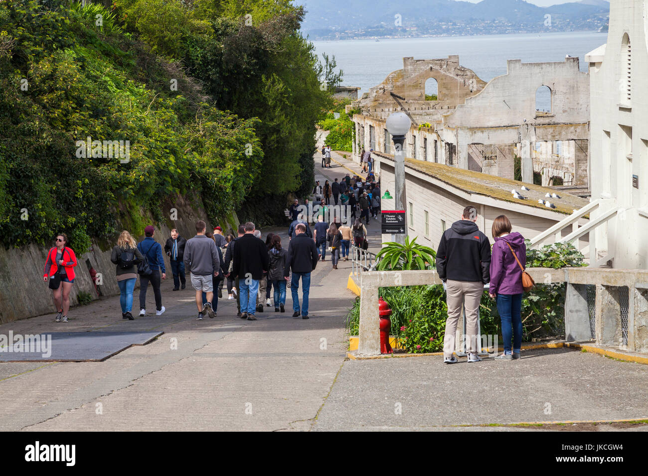 Touristen besuchen Gefängnis Alcatraz, San Francisco, Kalifornien, USA Stockfoto