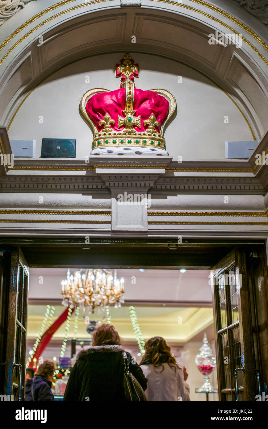 England, London, St. James, Fortnum and Mason Shop, Eingang mit Königskrone Stockfoto England, London, St. James, Fortnum and Mason Shop, Eingang mit Königskrone Stockfoto