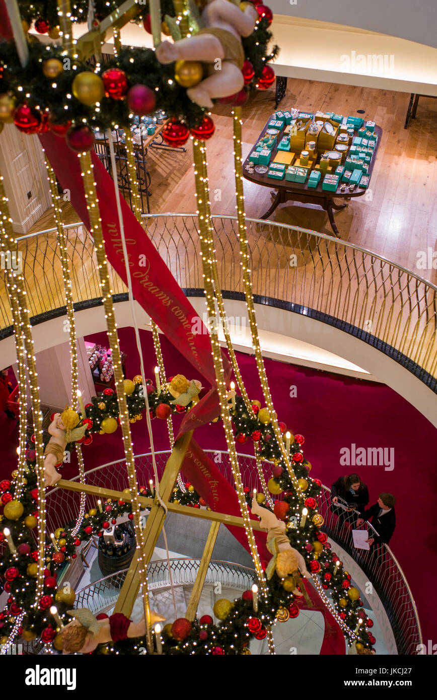 England, London, St. James, Fortnum and Mason speichern, Treppe mit Weihnachtsschmuck Stockfoto England, London, St. James, Fortnum and Mason speichern, Treppe mit Weihnachtsschmuck Stockfoto
