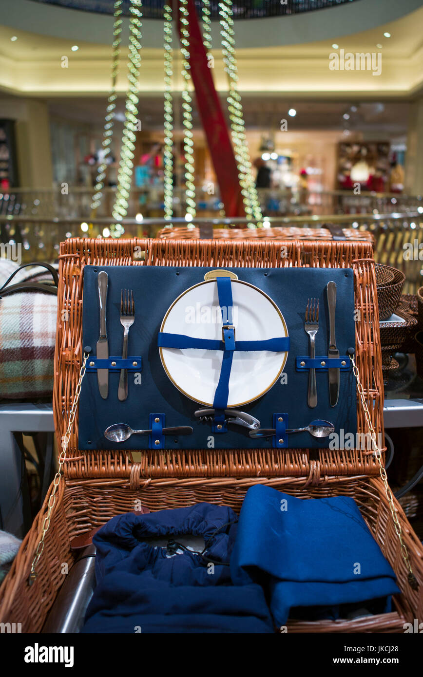 England, London, St. James, Fortnum and Mason speichern, Picknickkorb Stockfoto England, London, St. James, Fortnum and Mason speichern, Picknickkorb Stockfoto