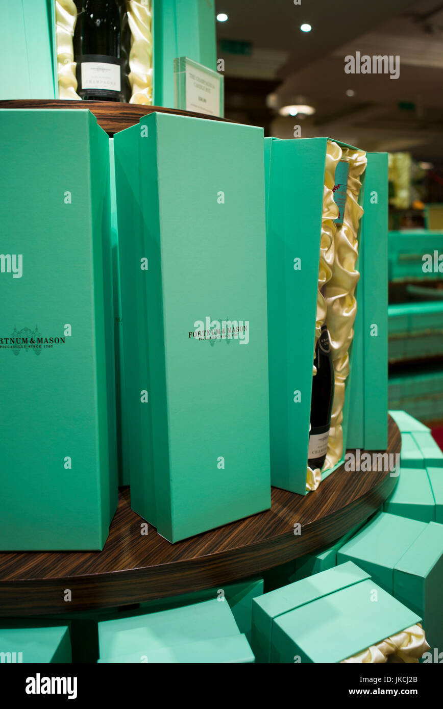 England, London, St. James, Fortnum and Mason speichern, giftboxes Stockfoto England, London, St. James, Fortnum and Mason speichern, giftboxes Stockfoto