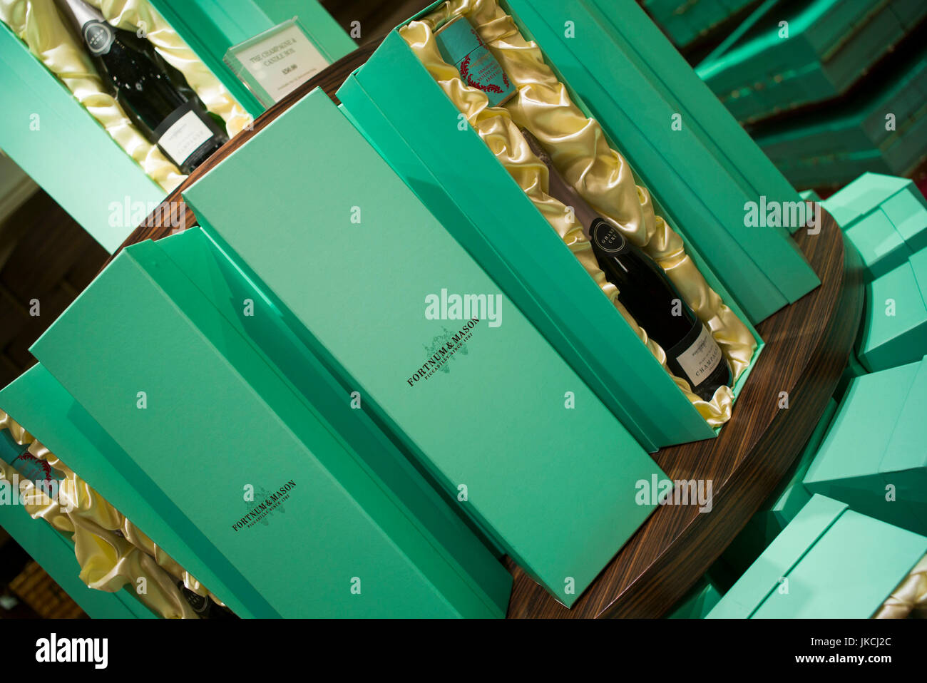 England, London, St. James, Fortnum and Mason speichern, giftboxes Stockfoto England, London, St. James, Fortnum and Mason speichern, giftboxes Stockfoto