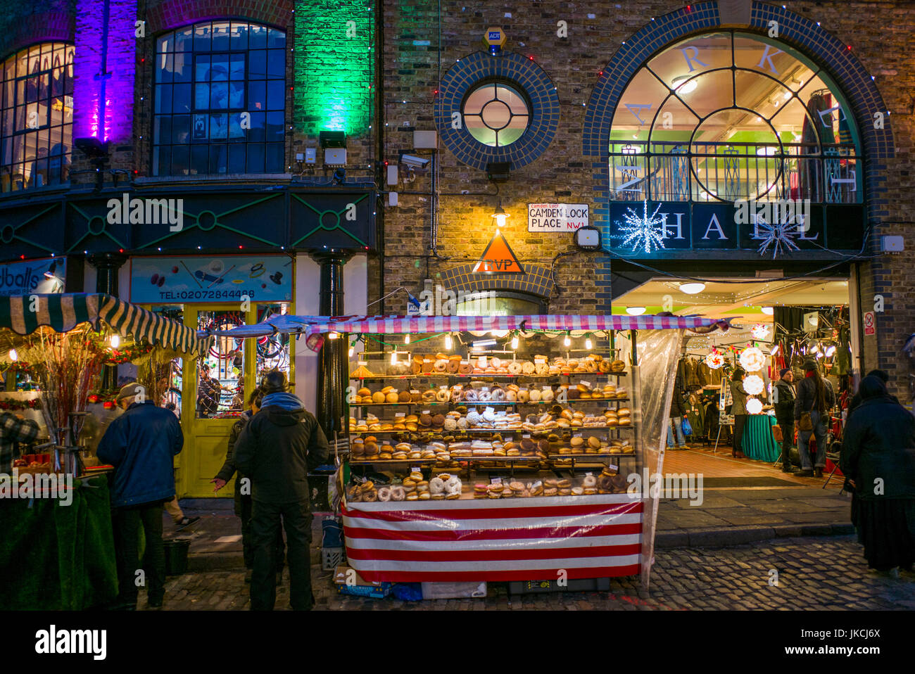 England, London, Camden, Camden Market, Market Hall außen, Dämmerung Stockfoto