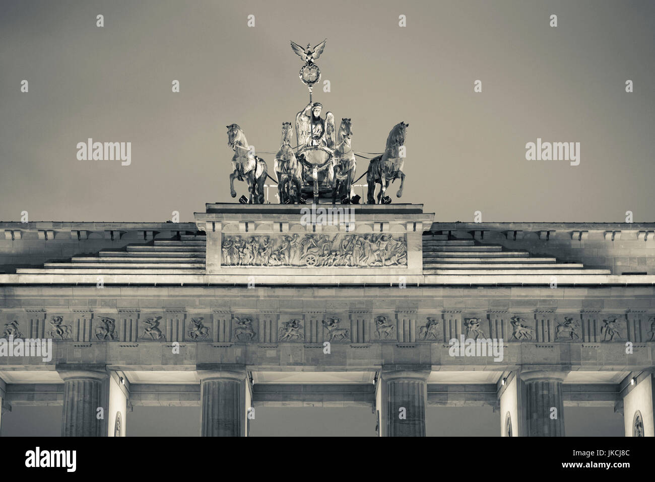 Deutschland, Berlin, Mitte, Brandenburger Tor, Brandenburger Tor, Detail der Quadriga-Statue, Dämmerung Stockfoto