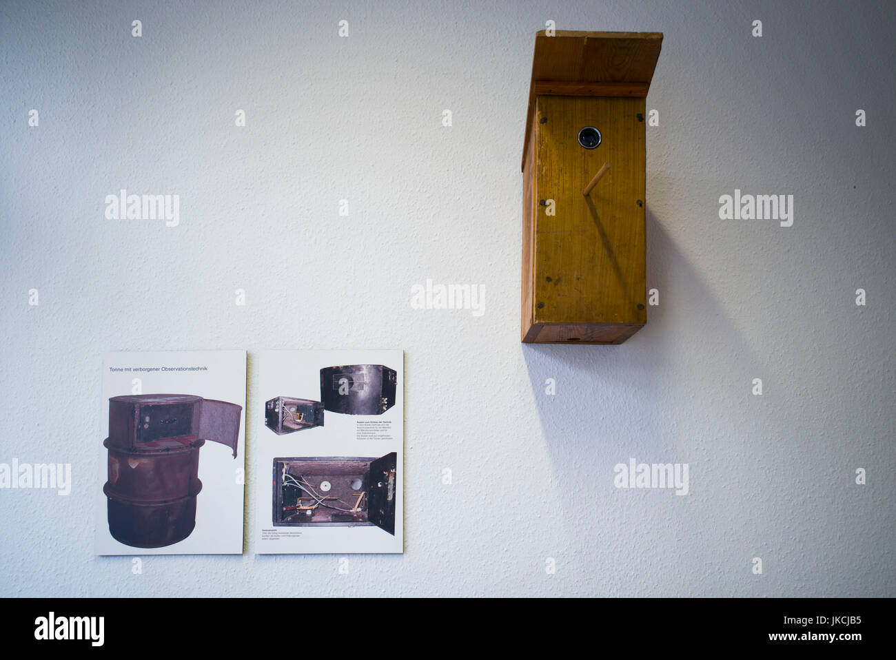 Deutschland, Berlin, Friendrichshain, Stasi-Museum, DDR-Zeiten Geheimpolizei Museum im ehemaligen Geheimnis Polizeipräsidium, Ausstellung der Geheimpolizei Opfer, verdeckte Überwachungskamera im Vogelhaus Stockfoto Deutschland, Berlin, Friendrichshain, Stasi-Museum, DDR-Zeiten Geheimpolizei Museum im ehemaligen Geheimnis Polizeipräsidium, Ausstellung der Geheimpolizei Opfer, verdeckte Überwachungskamera im Vogelhaus Stockfoto