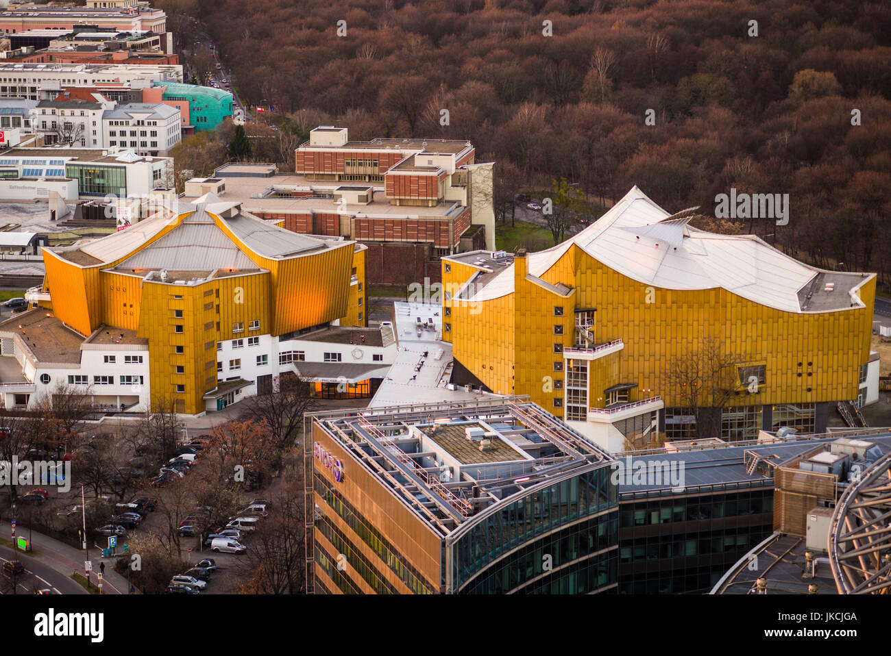 Deutschland, Berlin, Mitte, Panorama Punkt-Potsdamer Platz, erhöhten Blick auf die Philharmonie, Konzerthalle, Dämmerung Stockfoto