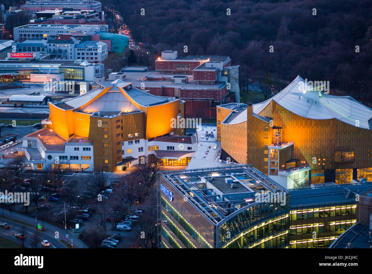 Deutschland, Berlin, Mitte, Panorama Punkt-Potsdamer Platz, erhöhten Blick auf die Philharmonie, Konzerthalle, Dämmerung Stockfoto