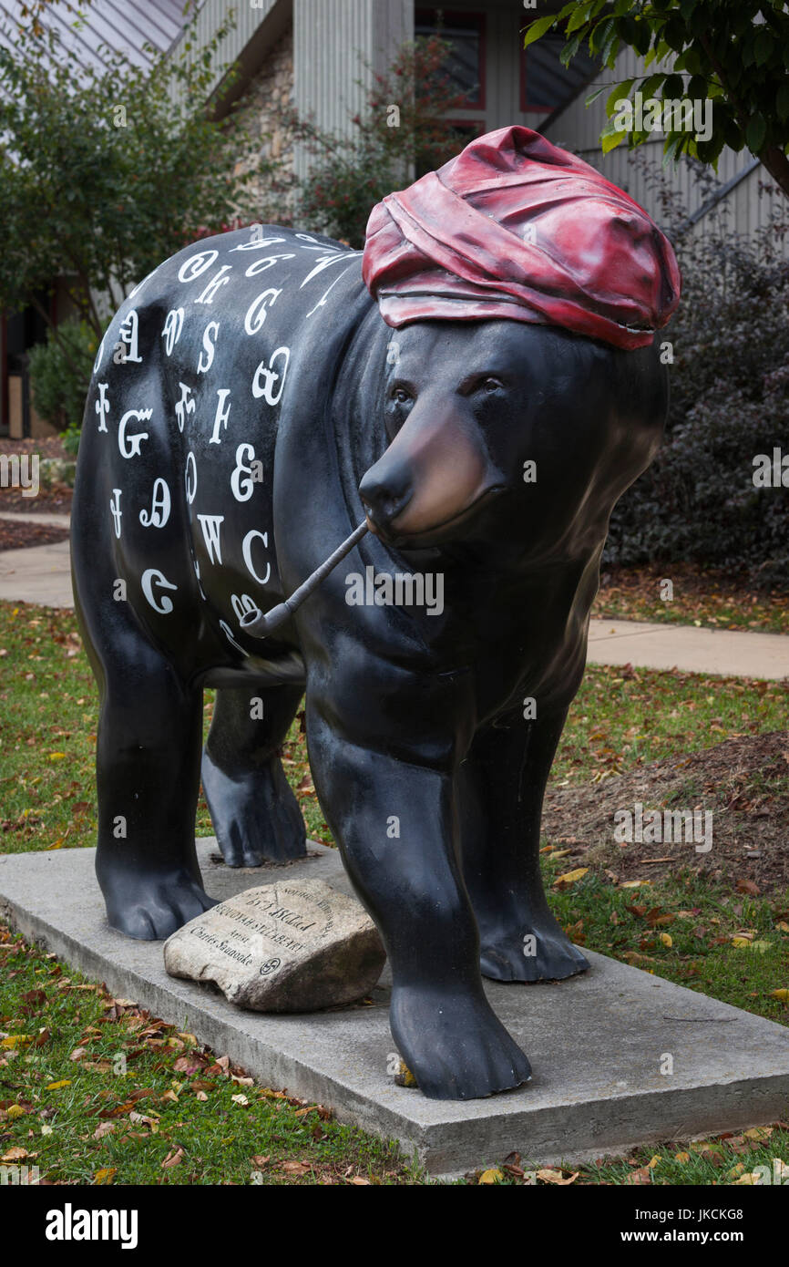 USA, North Carolina, Cherokee, Cherokee-Indianer-Reservat, tragen Skulptur bedeckt mit Cherokee-Sprache-Buchstaben Stockfoto