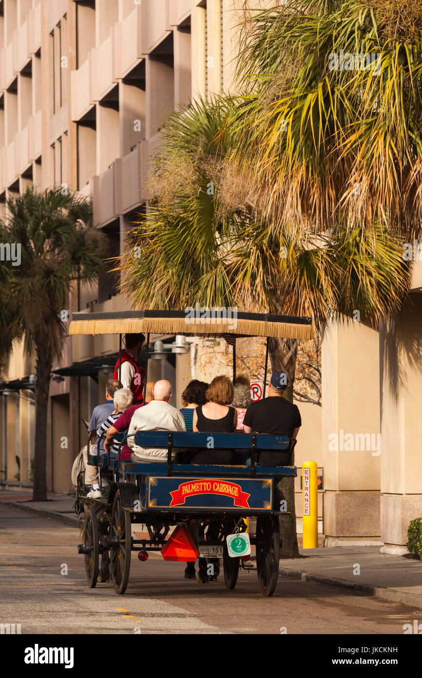 USA, South Carolina, Charleston, Pferdekutsche mit Touristen, NR Stockfoto