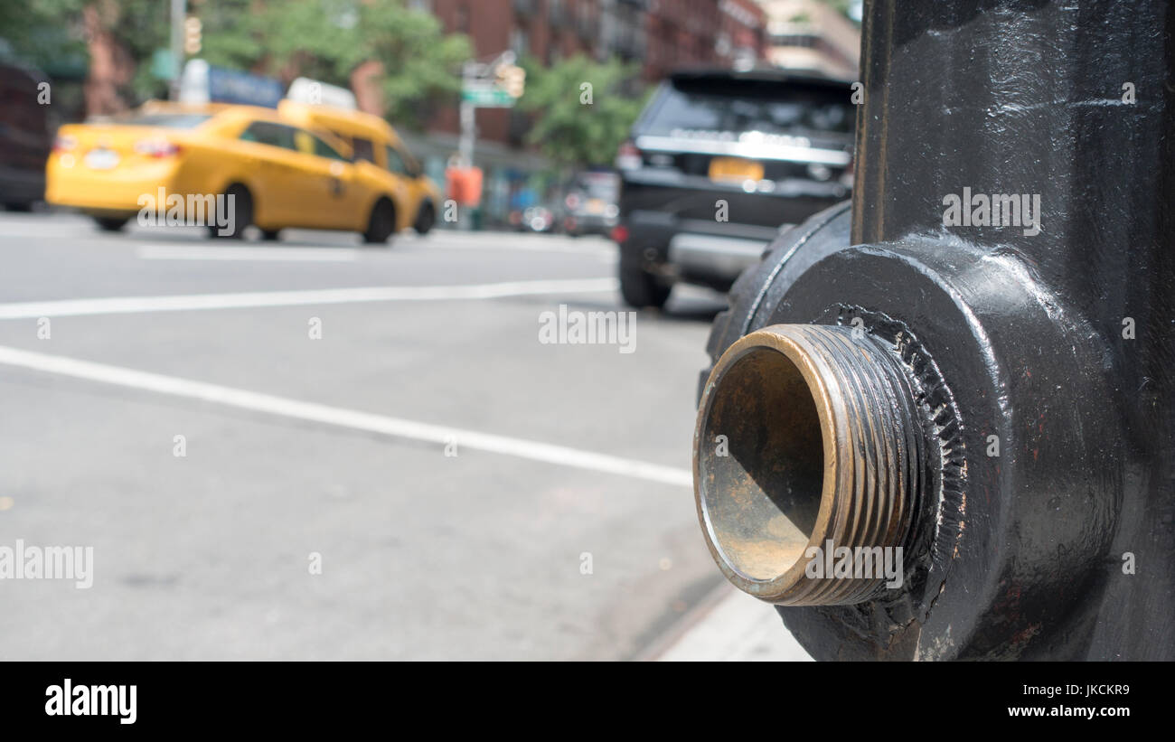 Öffnen Sie Zapfen, Nahaufnahme, Hydranten, niedrigen Winkel, verschwommene New York City Straße in Bewegung, gelbes taxi Stockfoto